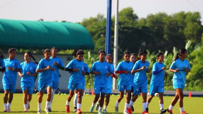 অনুশীলনে বাংলাদেশ নারী ফুটবল দল।