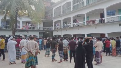 ঘটনাস্থলে স্থানীয় মানুষদের ভিড়