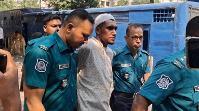 আদালতে তোলা হচ্ছে এক আসামিকে/বাংলা ট্রিবিউন
