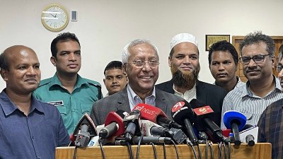 সাংবাদিকদের সঙ্গে কথা বলছেন নির্বাচন কমিশন সচিবালয়ের সিনিয়র সচিব আখতার আহমেদ/বাংলা ট্রিবিউন
