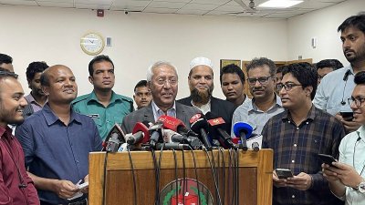 সাংবাদিকদের সঙ্গে কথা বলছেন নির্বাচন কমিশন সচিবালয়ের সিনিয়র সচিব আখতার আহমেদ/বাংলা ট্রিবিউন