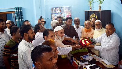 ফুলের তোড়া দিয়ে বিএনপিতে যোগ দিলের জাতীয় পার্টির নেতাকর্মীরা