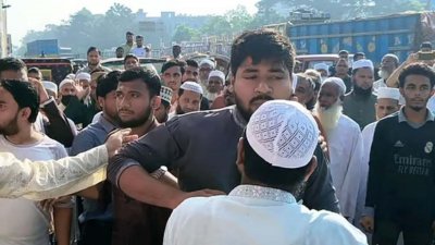 কুমিল্লা-৭ আসনে জামায়াতের মনোনীত প্রার্থীকে ‘আওয়ামী লীগের দোসর’ আখ্যা দিয়ে মাইক্রোফোন কেড়ে নিয়ে যান দলের এক পক্ষের নেতাকর্মীরা