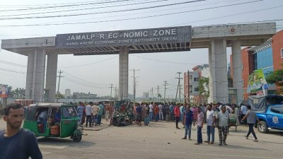 ঘটনাস্থলে স্থানীয়রা