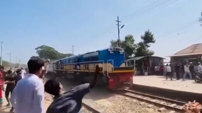 ট্রেনে পাথর নিক্ষেপ