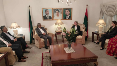 বিএনপির চেয়ারপার্সনের রাজনৈতিক কার্যালয়ে মির্জা ফখরুলের সঙ্গে ঢাকা নিযুক্ত ব্রিটিশ হাইকমিশনার মিসেস সারাহ কুক সৌজন্যে সাক্ষাৎ