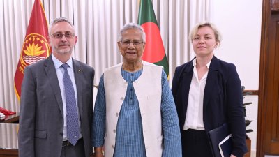 প্রধান উপদেষ্টা মুহাম্মদ ইউনূসের সঙ্গে সাক্ষাৎ করেন  ইউরোপীয় ইউনিয়নের রাষ্ট্রদূত মাইকেল মিলার