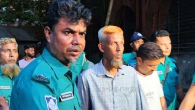 রায় ঘোষণা শেষে আসামিদের কারাগারে নিয়ে যায় পুলিশ