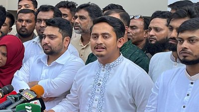 রাজশাহীতে সাংবাদিকদের সঙ্গে কথা বলেন সারজিস আলম