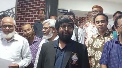 বিশ্ববিদ্যালয়ের প্রশাসনিক ভবনের সামনে নির্বাচন কমিশনারদের নাম ঘোষণা করেন রেজিস্ট্রার সৈয়দ ছলিম মোহাম্মদ আবদুল কাদির