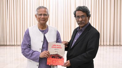 প্রধান উপদেষ্টার কাছে আট খণ্ডের প্রতিবেদন হস্তান্তর করেছেন আলী রীয়াজ, ছবি: প্রেস উইং