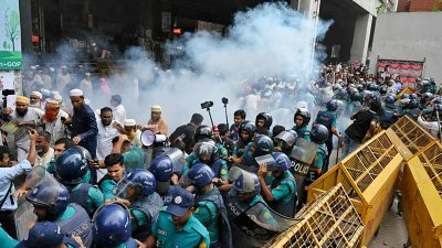 আন্দোলনকারীদের ওপর সাউন্ড গ্রেনেড নিক্ষেপ করা হয় (ছবি: আহাদুল করিম খান)