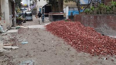 খোঁড়াখুঁড়ি শুরুর পর চার মাস অতিবাহিত হলেও এখনও শেষ হয়নি কাজ