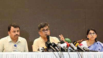 সংবাদ সম্মেলনে কথা বলছেন প্রেস সচিব