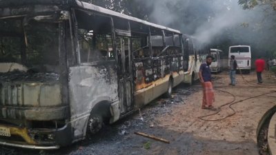 পুড়িয়ে দেওয়া সিটি ইউনিভার্সিটির যানবাহন
