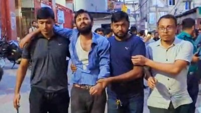 প্রিমিয়ার বিশ্ববিদ্যালয় ক্যাম্পাসের সামনে থেকে তাকে আটক করে মারধর করা হয়
