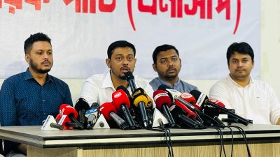 কথা বলছেন নাসীরুদ্দীন পাটওয়ারী