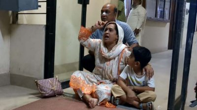 নারায়ণগঞ্জে আদালত প্রাঙ্গণে হামলার ঘটনায় মামলা না নেওয়ায় থানার ফটকে অবস্থান নেয় ভুক্তভোগী পরিবার