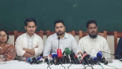 বুধবার সন্ধ্যায় রংপুর নগরীর পর্যটন মোটেলের হলরুমে দলীয় নেতাকর্মীদের সঙ্গে মতবিনিময় শেষে সাংবাদিকদের কথা বলেন এনসিপির আহ্বায়ক নাহিদ ইসলাম