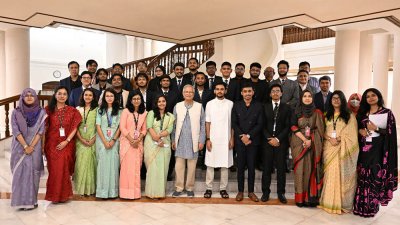 প্রধান উপদেষ্টার সঙ্গে বিজয়ী দলের শিক্ষার্থীরা, ছবি: প্রেস উইং