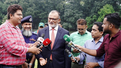 সাংবাদিকদের সঙ্গে কথা বলছেন বাণিজ্য উপদেষ্টা
