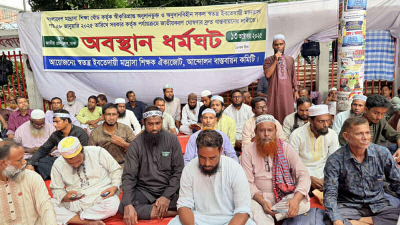 প্রেস ক্লাবের সামনে ইবতেদায়ি শিক্ষকরা