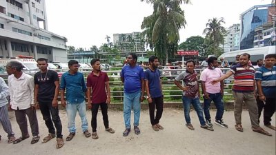 হাসপাতালের বিভিন্ন জায়গা থেকে দালাল চক্রের সদস্যদের আটক করা হয়