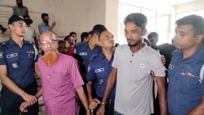 রায় ঘোষণার পর পুলিশের পাহারায় আসামিদের জেলা কারাগারে নিয়ে যাওয়া হয়
