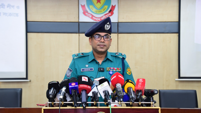 সংবাদ সম্মেলনে কথা বলছেন ডিসি তালেবুর রহমান