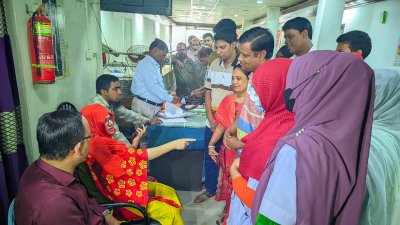 অভিযানের নেতৃত্ব দেন রংপুর বিভাগীয় স্বাস্থ্য অধিদফতরের সহকারী পরিচালক ডা. মেশকাতুল আবেদ ও রংপুর জেলা সিভিল সার্জন ডা. শাহিন সুলতানা