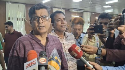 নোয়াখালীতে সাংবাদিকদের সঙ্গে কথা বলছেন প্রধান উপদেষ্টার প্রেস সচিব শফিকুল আলম