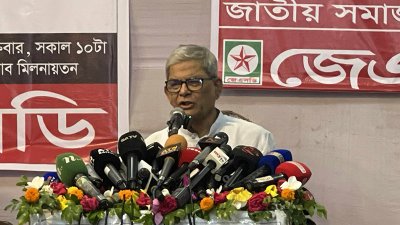 কথা বলছেন মির্জা ফখরুল ইসলাম আলমগীর