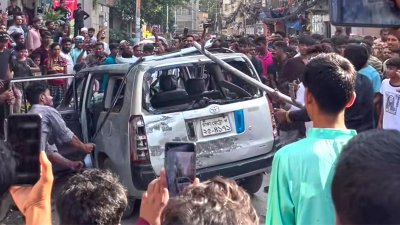 পথচারী নিহতের ঘটনায় গাড়িটি ভাঙচুর করে বিক্ষুব্ধ জনতা