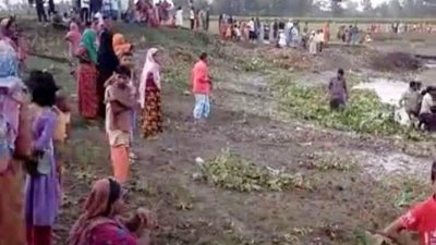 নদীর পাড়ে মানুষের অপেক্ষা
