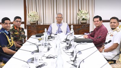 প্রধান উপদেষ্টার সঙ্গে তিন বাহিনী প্রধানের বৈঠকে