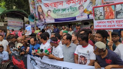 প্রেস ক্লাবের সামনে ভক্তদের মানববন্ধন