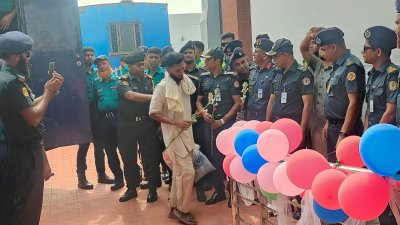 গোলাপ ও রজনীগন্ধা ফুল দিয়ে বরণ করা হলো ১০০ কয়েদিকে