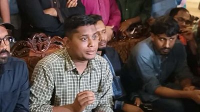 শনিবার দুপুরে বরগুনা জেলা শিল্পকলা একাডেমি মিলনায়তনে এনসিপির সমন্বয় সভায় বক্তব্য দেন হাসনাত আবদুল্লাহ