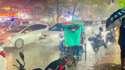 বৃষ্টিতে ঢাকার সড়কে যানজট