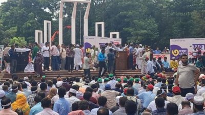 তিন দফা দাবিতে কেন্দ্রীয় শহীদ মিনারে প্রাথমিক শিক্ষকদের অবস্থান (ফাইল ফটো)