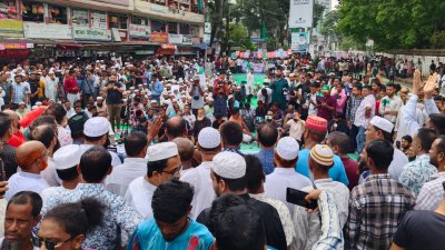 জেলা প্রশাসকের কার্যালয়ের সামনে অবস্থান কর্মসূচি