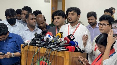প্রধান নির্বাচন কমিশনার (সিইসি) এ এম এম নাসির উদ্দিনের সঙ্গে বৈঠক শেষে সাংবাদিকদের সঙ্গে কথা বলছেন মুখ্য সমন্বয়ক নাসিরুদ্দিন পাটওয়ারী/বাংলা ট্রিবিউন