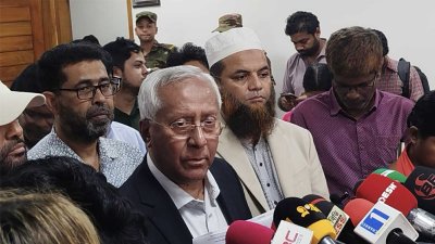 সাংবাদিকদের সঙ্গে কথা বলছেন নির্বাচন কমিশন সচিবালয়ের সিনিয়র সচিব আখতার আহমেদ/বাংলা ট্রিবিউন