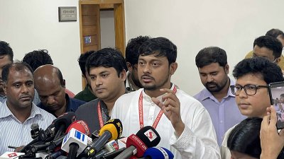 কথা বলছেন নাসিরুদ্দিন পাটওয়ারী