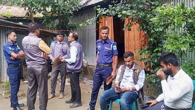 ঘটনাস্থলে আইনশৃঙ্খলা বাহিনীর সদস্যরা