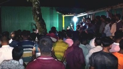 পাবনা সদর উপজেলায় নামাজ আদায় করা অবস্থায় বাবাকে কুপিয়ে হত্যা করেছেন এক ছেলে