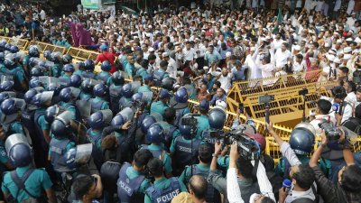 শিক্ষকদের কর্মসূচিতে পুলিশের বাধা, ছবি: নাসিরুল ইসলাম