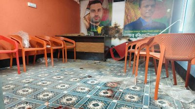 আড়ংঘাটা থানার ৩ নম্বর ওয়ার্ড বিএনপির কার্যালয়ে এ ঘটনা ঘটে