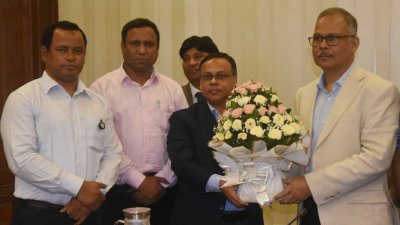নগর ভবনে ডিএসসিসির ঊর্ধ্বতন কর্মকর্তাদের সঙ্গে অনুষ্ঠিত মতবিনিময় সভায় তিনি এই তাগিদ দেন