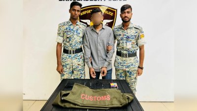 সবুর খান নামে এক প্রতারককে আটক করেছে এবিপিএন